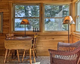 Cozy Lakefront Cabin with Indoor Gas Fireplace! - Mercer - Habitación