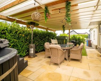 Standard-Bungalow-Private Bathroom - Newry - Innenhof