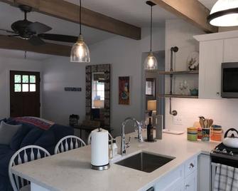Magnolia Wine Cottage - Los Alamos - Kitchen