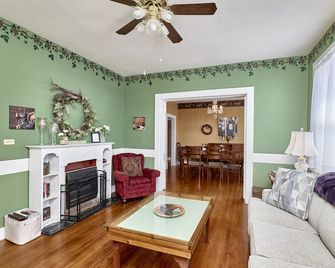 Whole House Rental -In the Heart of Historic Hermann, Missouri - Hermann - Living room