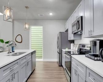 All Masters, 22ft Ceilings! - San Antonio - Cocina