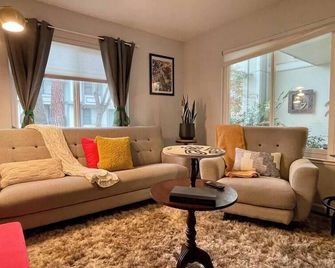 Artist's Condo with 2 Bedroom & Arcade - 薩克拉門托 - 客廳