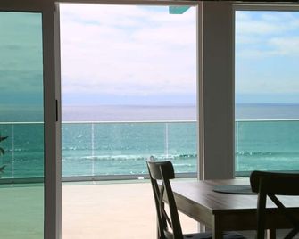 Large beachfront loft apartment in gated community Playa La Misión with deck. - La Misión - Balcony
