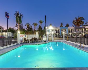 Hotel Seville - Ontario - Piscina