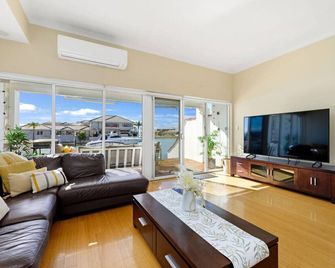 On the Canal in Halls Head - Mandurah - Living room