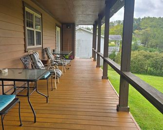 Private Retreat w/ Hot Tub, Fishing Pond & King Suite – Sleeps 8-10 - Thomas - Balcón