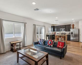Peaceful Retreat Near Stockton Waterfront home - Stockton - Sala de estar