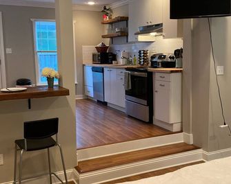 Newly renovated backhouse in the heart of Memphis' historic Evergreen District. - ממפיס - מטבח