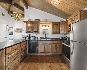 Texan Waterfront Retreat with Boat Slip, Fire Pit, Game Room and Outdoor Shower - Jamaica Beach - Küche