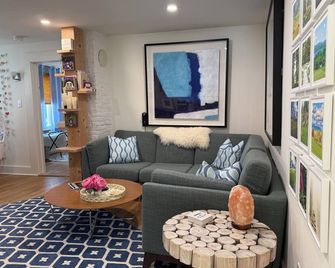 Clean & Modern space with a mix of original warmth and charming renovation. - Stockbridge - Wohnzimmer