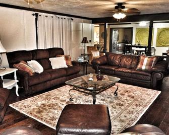 Farmhouse 262 Country Escape! - Caldwell - Living room