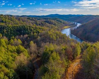 New River Haven Cabin w/ River View & Kayaks - Galax - Outdoors view