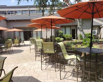 Heritage Hotel, Golf & Conference Center - Southbury - Patio