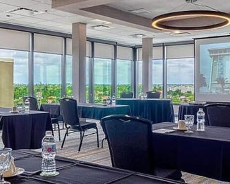 Look No Further! 3 Classy Units, On-site Pool, Short Drive to Marlins Park! - Miami Springs - Ресторан