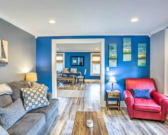 'sweetwater Hideaway' - Blocks to Lake Erie! - Port Clinton - Living room