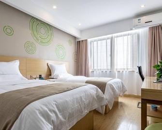 GreenTree Inn Changzhou Zouqu Town Tai fu Times Square Zhenzhong Road Express Hotel - Changzhou - Bedroom
