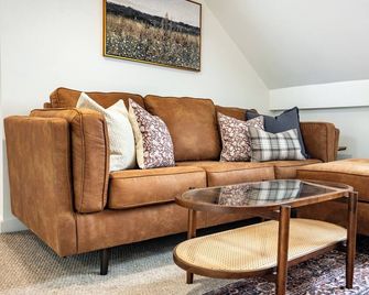 Cold Hollow House, 2BR, Next to Cider Mill - Waterbury - Living room
