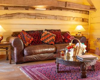 Mill Cottage set beside a Mill pond in a 70 acre Nature Reserve Bliss - Sudbury - Living room