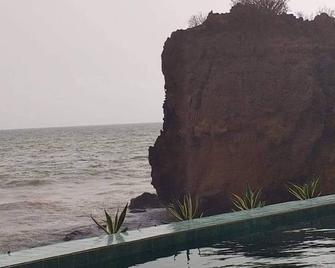 Dream house by the sea with overhanging jacuzzi pool - Toubab Dialaw - Piscina
