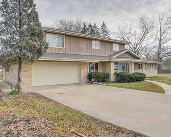 Convenient Racine Home 4 Mi to Lake Michigan! - Racine - Building