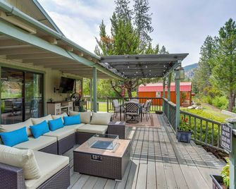 Scenic Riverfront Escape w/ Sauna in Junction City - Junction City - Patio