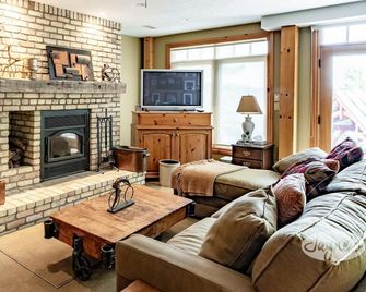 Sensational Georgian Bay Cottage 6 Bdrms, 5 with Ensuites! Hot Tub! AC! - Parry Sound - Living room