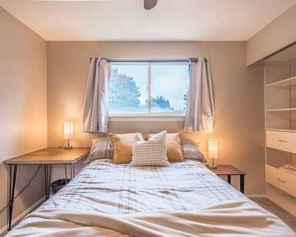 Sleek & Snug | Urban Retreat Mins from Downtown - Sandy - Bedroom