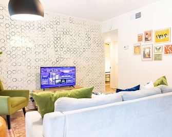 Artist's Bungalow- 1/2 mi from Covington Square - Covington - Wohnzimmer