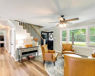 Alleghany Mountain Cottage w/ Porch & Backyard - Covington - Living room