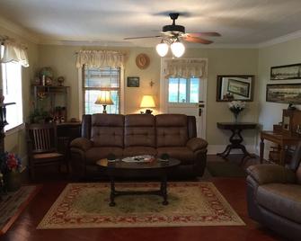 Vintage Home and Spacious Grounds - \'mini-fest\' area - Old School - - Houma - Living room