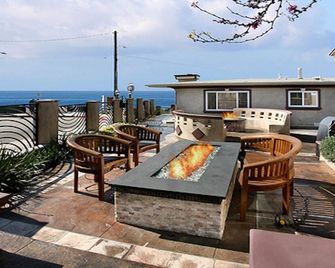 A Few Steps to the Beach! Ocean Views, Patio and 1 Car Garage Parking! - Laguna Beach - Balcony