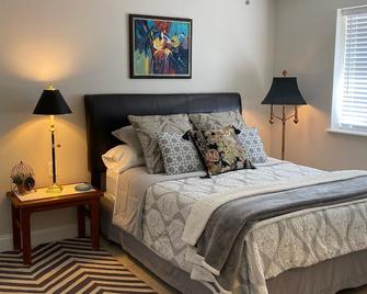 Waterfront Bungalow on Bayou Bonfouca-- Next to Palmettos - Slidell - Bedroom