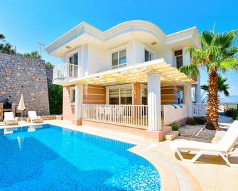 Beautiful villa with private pool and stunning views, walkable to Sarigerme - Sarigerme - Pool