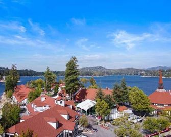 Historic Lakeview Cabin, Beautiful View, 2 Level, 1400 sqft, Dogs, Walk to Village - Lake Arrowhead - Vista del exterior