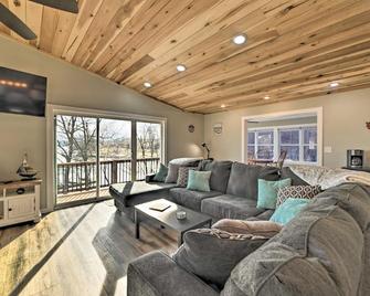 Barkley Breeze Waterfront - Eddyville - Living room