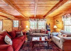 Birchside Cabin in the Woods - Jamaica - Living room
