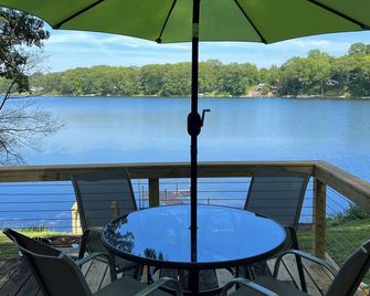 A quiet quaint dog friendly cottage. No pet fees! - Delton - Balcony