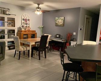 2 Bedroom in Beautiful Niagara Region wineries district in lovely Smithville ON - Smithville - Dining room