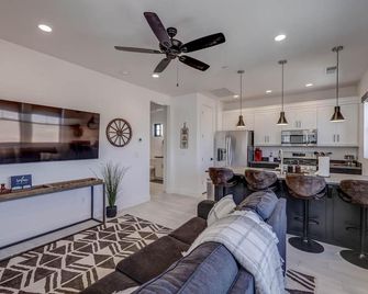Modern | Clean | Getaway for Two! Mini Ranch Casita - Washington - Living room