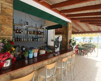 Utopia Kavos Hotel - Kavos - Bar