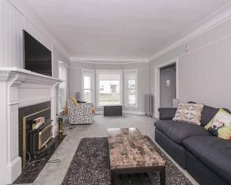 Lakeside Home in Lorain - Lorain - Sala de estar