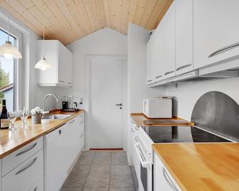 Inviting cottage near the sea and marked hiking trails. - Gedser - Kitchen