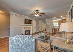 Charming Springdale Townhome about 5 Mi to Dtwn! - Springdale - Living room