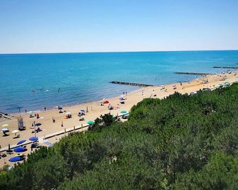 Seaside villa surrounded by a garden - Eraclea Mare - Playa