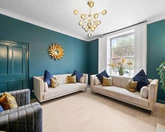 Stunning Central Whitby 5 Bedroom Home - Hot-tub - Whitby - Living room