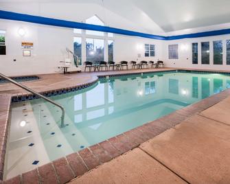 La Quinta Inn & Suites by Wyndham Newport - ניופורט - בריכה