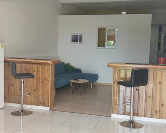 Le Meublé Ensoleillé en Plein Centre Ville 97424 - Saint-Leu - Living room