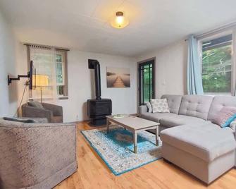 2-Bedroom Cottage #4 Bradd - Sharbot Lake - Living room