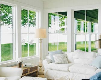 Lake Erie Lakefront Custom Built Cottage ~ Amazing Sunsets ~ Private! - North East - Living room