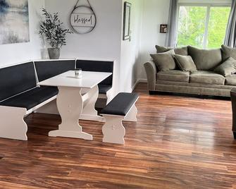 Lake City Getaway - Lake City - Living room